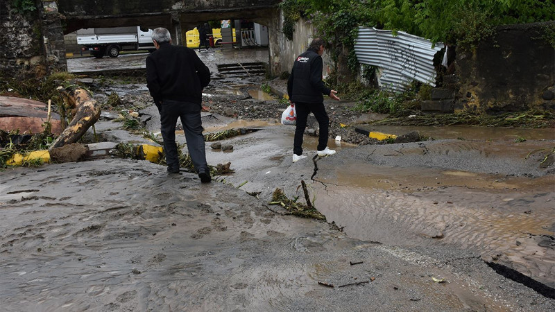 Trabzon sele teslim oldu! Araçlar yolda kaldı, yollar hasar gördü! İşte o görüntüler... - Resim: 3
