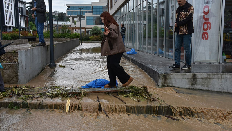 Trabzon sele teslim oldu! Araçlar yolda kaldı, yollar hasar gördü! İşte o görüntüler... - Resim: 4