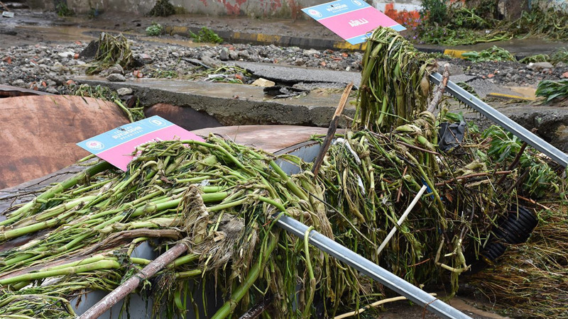 Trabzon sele teslim oldu! Araçlar yolda kaldı, yollar hasar gördü! İşte o görüntüler... - Resim: 5