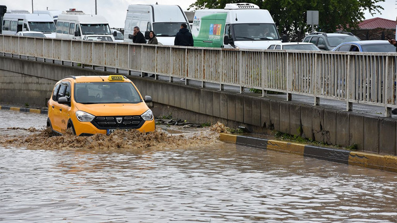 Trabzon sele teslim oldu! Araçlar yolda kaldı, yollar hasar gördü! İşte o görüntüler... - Resim: 6