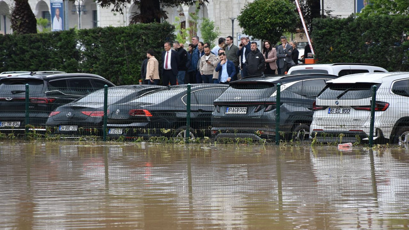 Trabzon sele teslim oldu! Araçlar yolda kaldı, yollar hasar gördü! İşte o görüntüler... - Resim: 8
