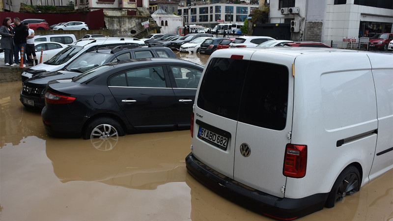 Trabzon sele teslim oldu! Araçlar yolda kaldı, yollar hasar gördü! İşte o görüntüler... - Resim: 9