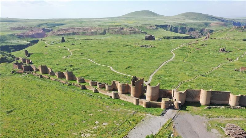 Bin yılı aşan süresiyle surlar ihtişamını koruyor: Kars'ta bulunuyor - Resim: 1