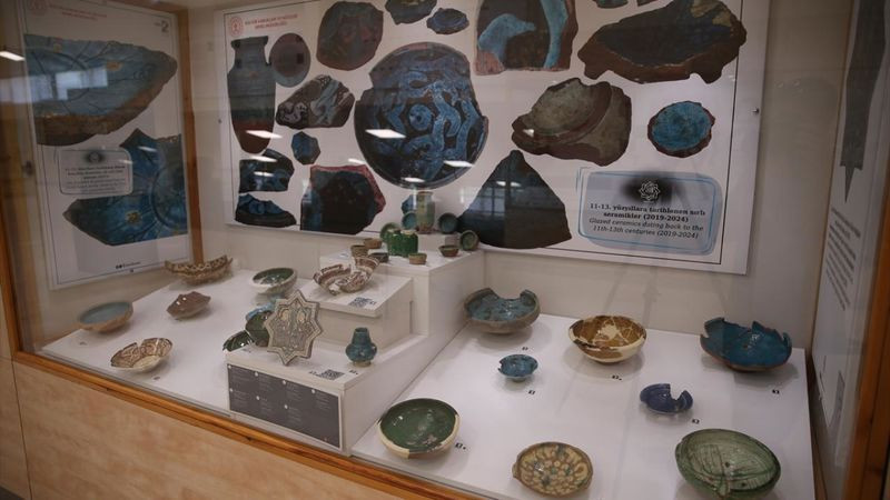 Kars'ta 'sırlı seramikler' bulundu! 1000 yıllık - Resim: 11