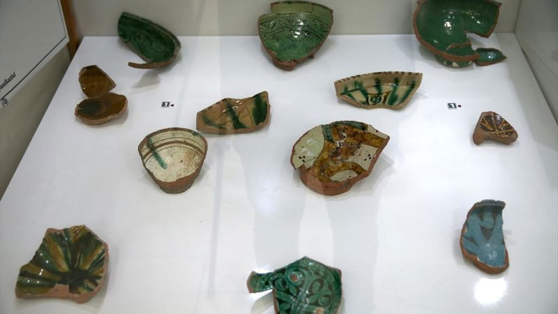 Kars'ta 'sırlı seramikler' bulundu! 1000 yıllık - Resim: 1