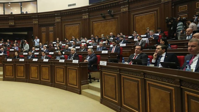 Darbe polemiği meclisi de gerdi! Yumruklar havada uçuştu - Resim: 4