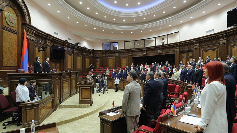 Darbe polemiği meclisi de gerdi! Yumruklar havada uçuştu - Resim: 3
