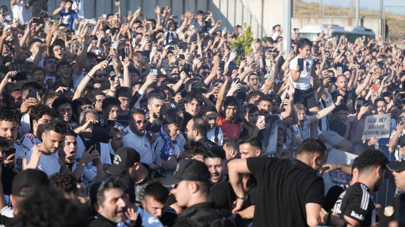 Beşiktaş'ın yeni transferi Orkun Kökçü, İstanbul'a geldi! Orkun'a coşkulu karşılama - Resim: 5