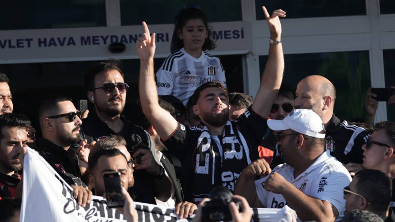 Beşiktaş'ın yeni transferi Orkun Kökçü, İstanbul'a geldi! Orkun'a coşkulu karşılama - Resim: 3