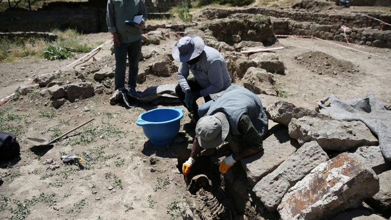 Bitlis Kalesi'nde bulundu! 5 asırlık taş heyecan yarattı - Resim: 10