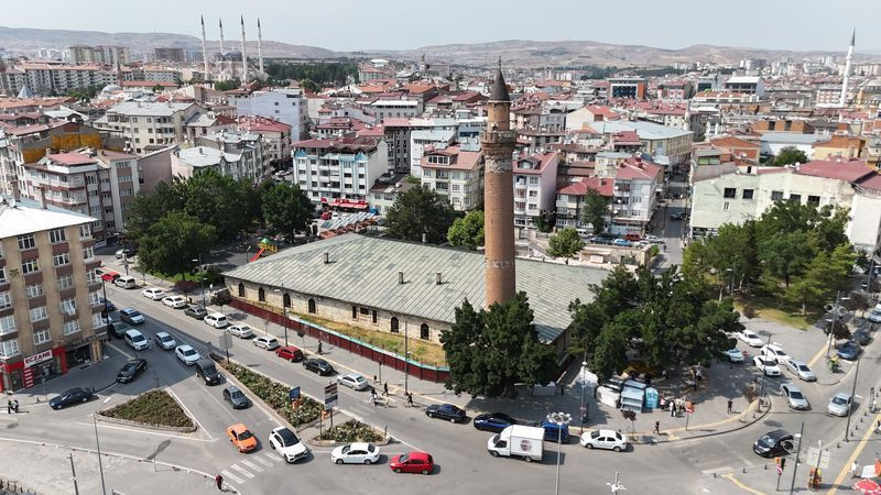 Eğri minaresiyle dikkat çekiyor! Sivas'ta bulunuyor - Resim: 2