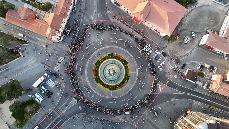 Dünyanın en büyük halay halkalarından biri! Sivas'ta görüntülendi - Resim: 1