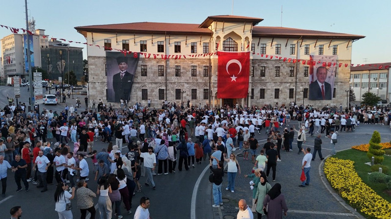 Dünyanın en büyük halay halkalarından biri! Sivas'ta görüntülendi - Resim: 4