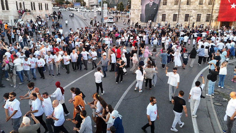 Dünyanın en büyük halay halkalarından biri! Sivas'ta görüntülendi - Resim: 5