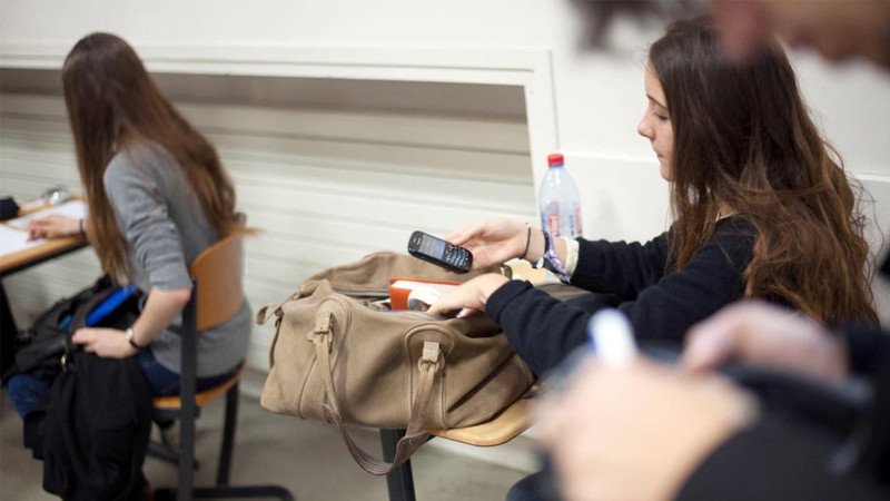 Açıklama geldi! Okullarda cep telefonu yasağı başladı - Resim: 1