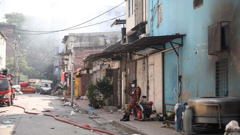 Tekstil fabrikasında yangın! En az 16 kişi hayatını kaybetti - Resim: 3