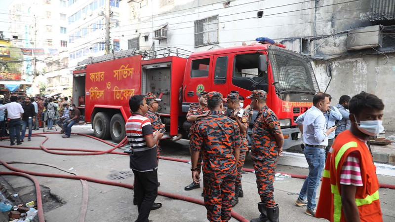Tekstil fabrikasında yangın! En az 16 kişi hayatını kaybetti - Resim: 1