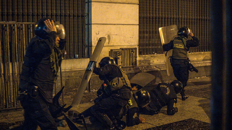 Sokaklar savaş alanına döndü! Yüzlerce kişi yaralandı - Resim: 6