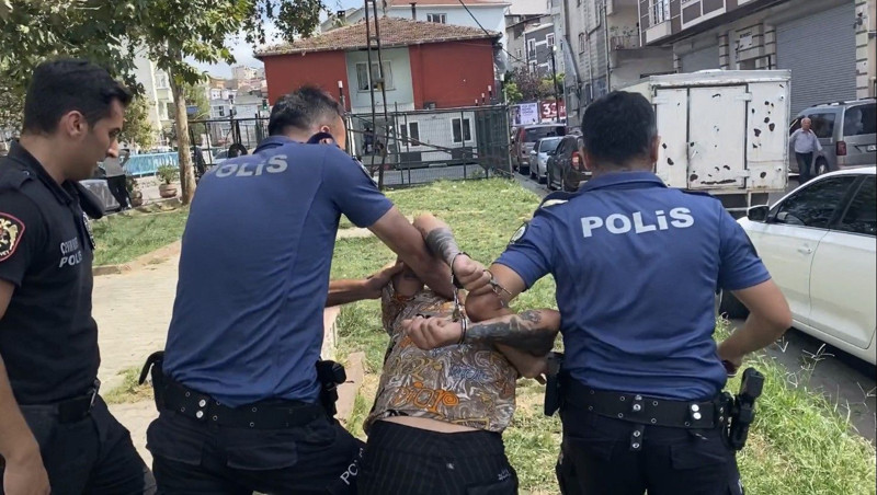 İstanbul’da nefes kesen polis-hırsız kovalamacası kamerada - Resim: 2