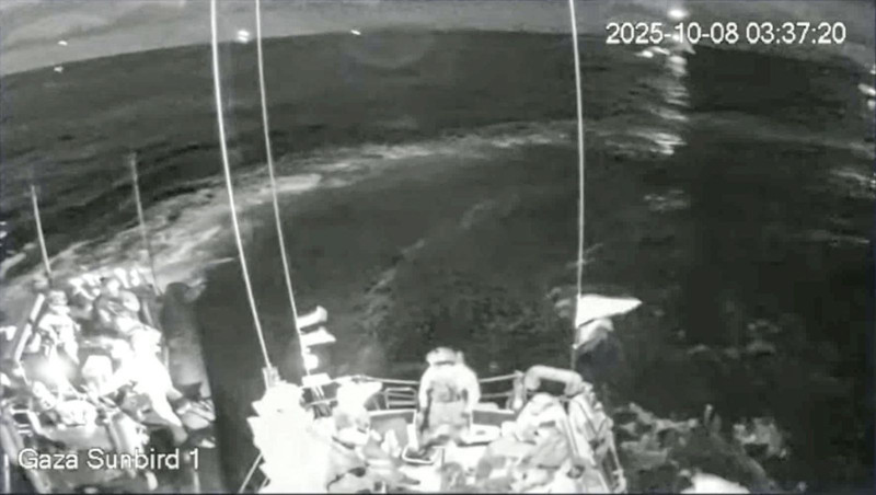 İsrailli donanma korsanları Gazze açıklarında yardım filosuna saldırdı! - Resim: 1