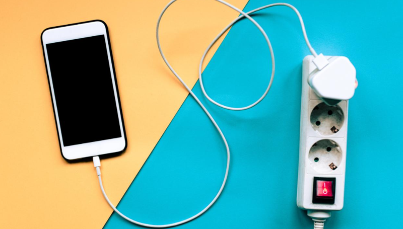 iPhone ve Samsung'u geride bıraktı! Şarjı tam 6 ay dayanıyor! Çinli marka yeni modelini tanıttı... - Resim: 1