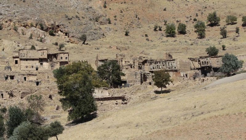 Bu köyde zaman durdu! 45 yıldır kimsenin yaşamadığı o köy Sivas'ta - Resim: 1