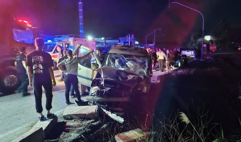 İzmir'de trafik kazaları! 1 ölü, 15 yaralı - Resim: 1