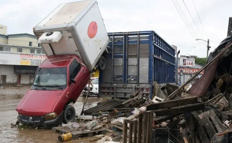 Meksika'da sel hayatı durdurdu! Çok sayıda ölü ve kayıp var... - Resim: 6