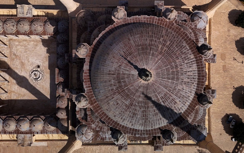 Orta Doğu'nun en büyük camilerinden biri! Adana'da şifreleriyle dikkat çekiyor - Resim: 8