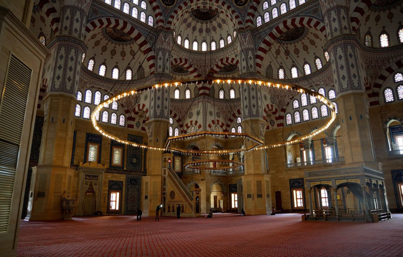 Orta Doğu'nun en büyük camilerinden biri! Adana'da şifreleriyle dikkat çekiyor - Resim: 3