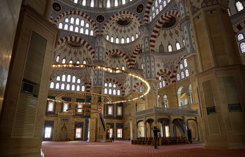 Orta Doğu'nun en büyük camilerinden biri! Adana'da şifreleriyle dikkat çekiyor - Resim: 11