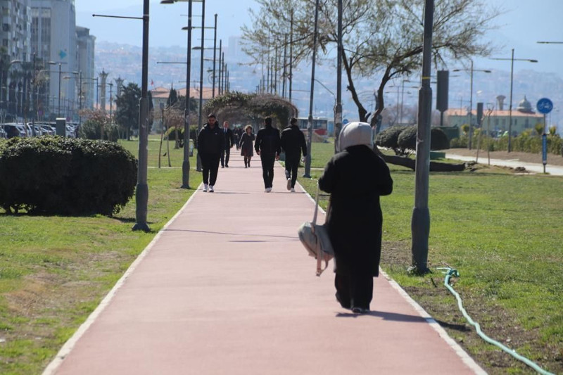 Türkiye'nin bir yanı kar, bir yanı güneş: İzmir'de yazdan kalma günler yaşanıyor - Resim: 4