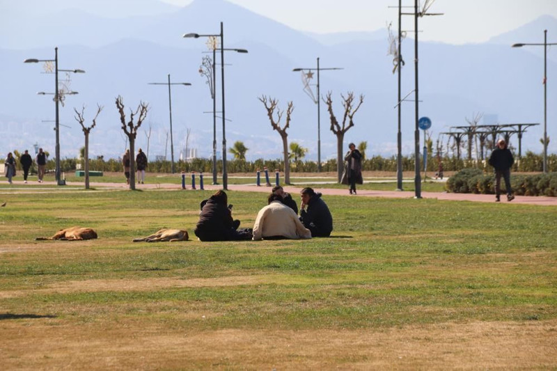 Türkiye'nin bir yanı kar, bir yanı güneş: İzmir'de yazdan kalma günler yaşanıyor - Resim: 2