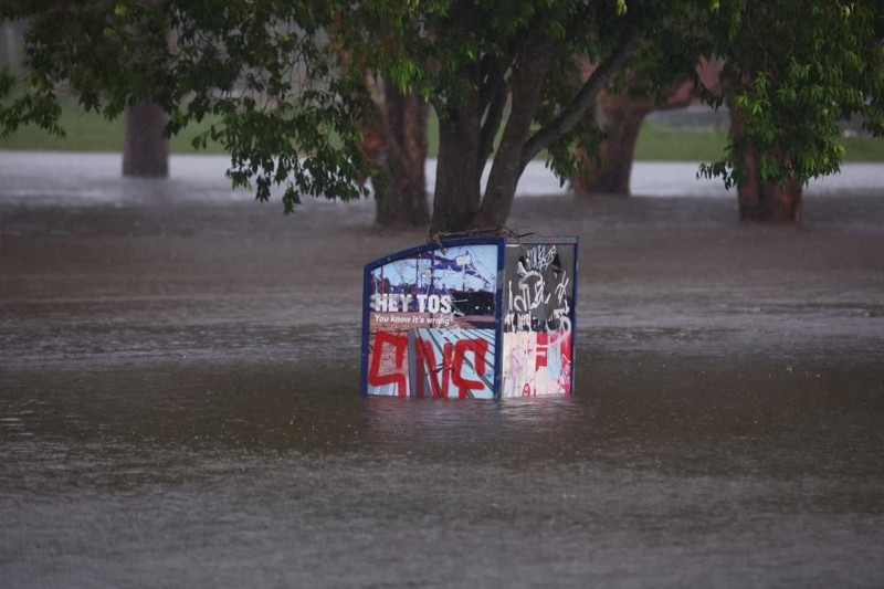 Avustralya'yı Alfred Siklonu vurdu: 428 bin kişi elektriksiz kaldı - Resim: 1