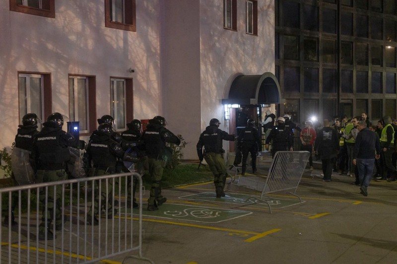 Sırbistan'da Vucic karşıtı eylemciler devlet televizyonu kuşattı - Resim: 4