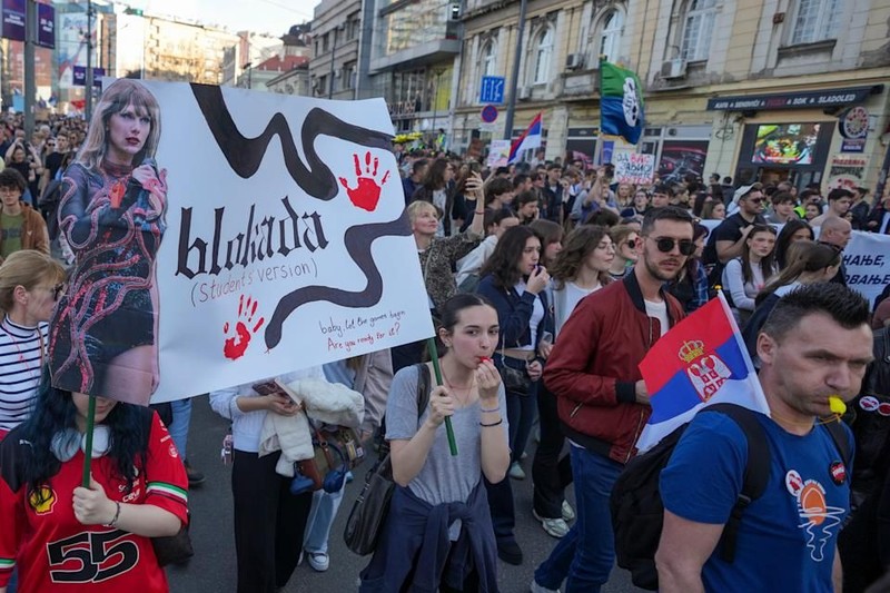 Sırbistan'da Vucic karşıtı eylemciler devlet televizyonu kuşattı - Resim: 9