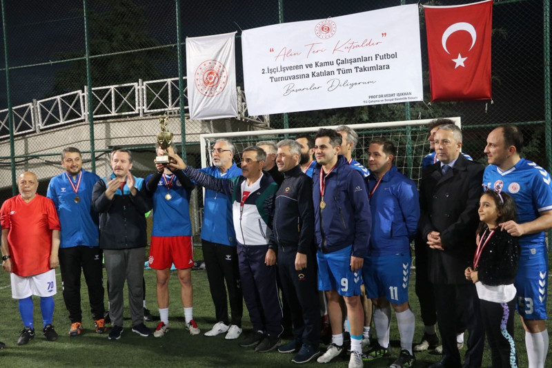 Bakan Işıkhan futbol oynadı: 'Alın teri kutsaldır' - Resim: 1