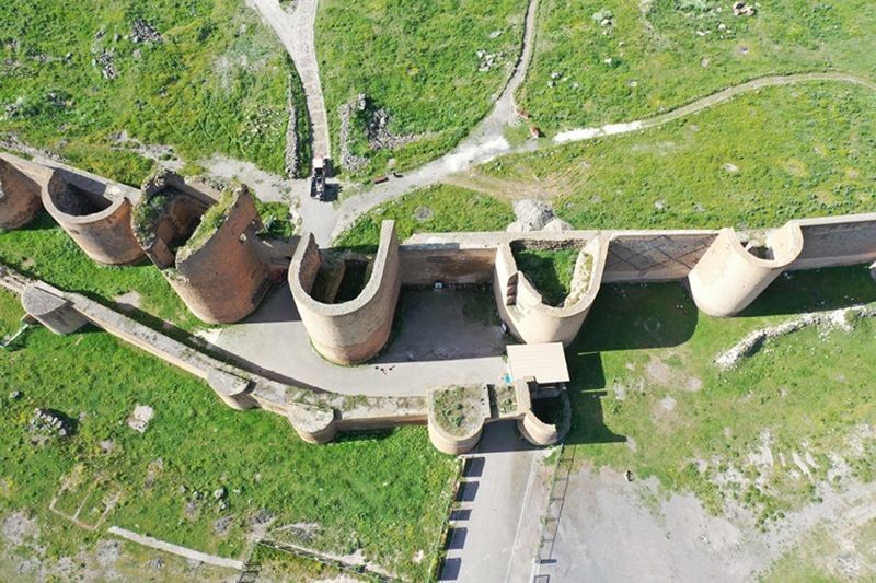 Bin yılı aşan süresiyle surlar ihtişamını koruyor: Kars'ta bulunuyor - Resim: 3