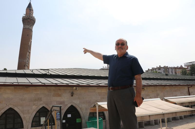 Eğri minaresiyle dikkat çekiyor! Sivas'ta bulunuyor - Resim: 3