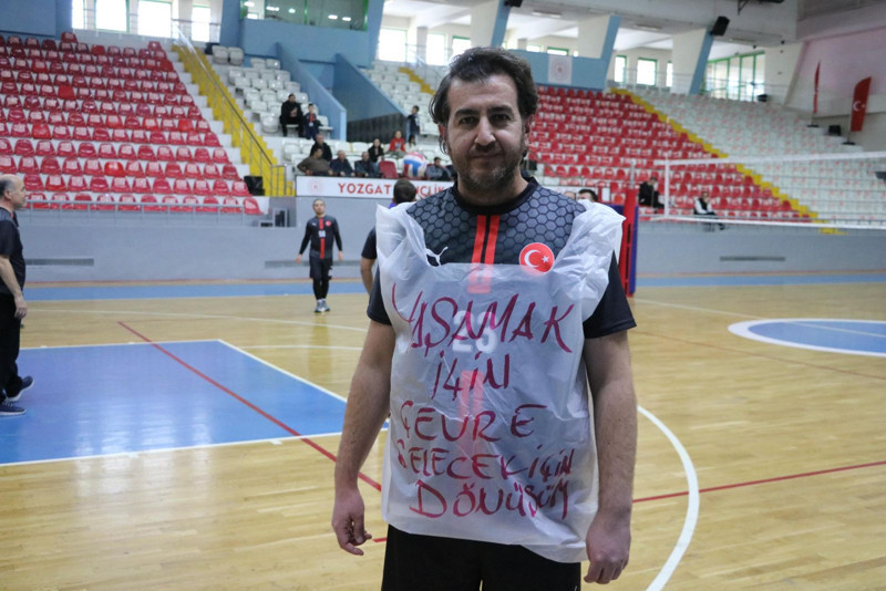 Sahaya poşet formayla çıktılar! - Resim: 1