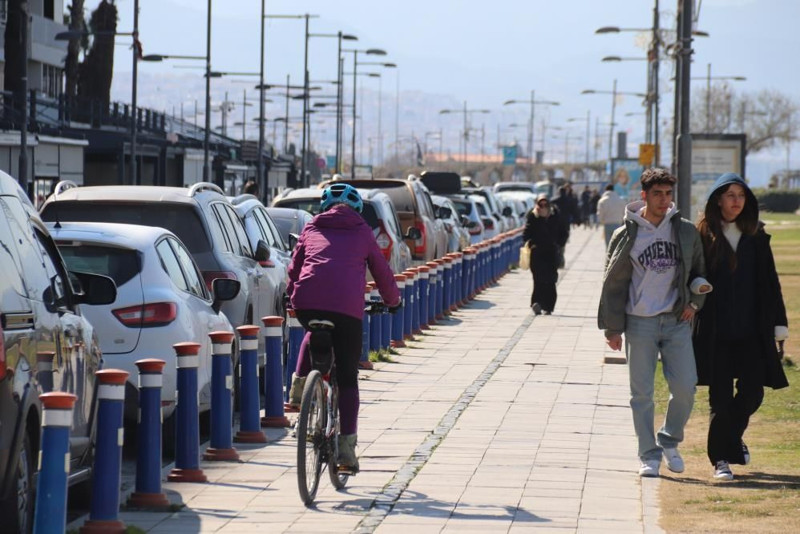 Türkiye'nin bir yanı kar, bir yanı güneş: İzmir'de yazdan kalma günler yaşanıyor - Resim: 5