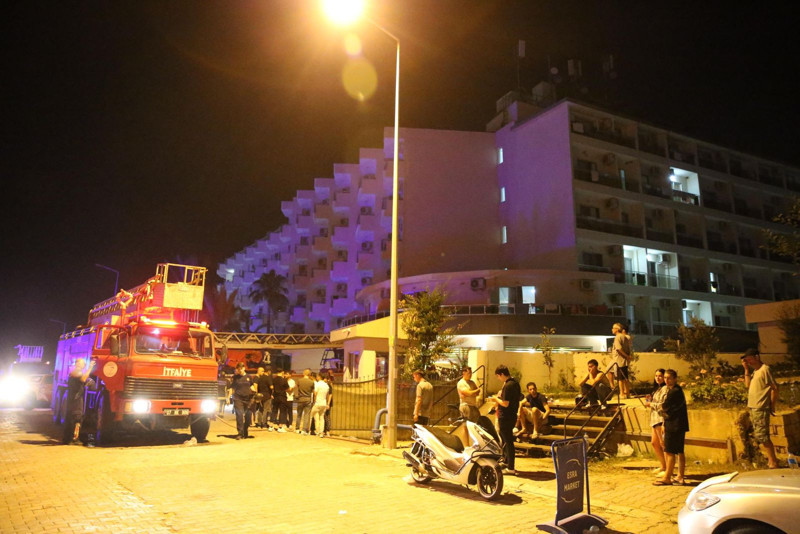 Antalya'daki otelde korkutan yangın! Yüzlerce turist... - Resim: 5