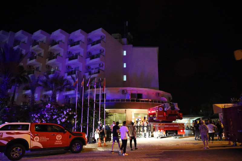 Antalya'daki otelde korkutan yangın! Yüzlerce turist... - Resim: 3