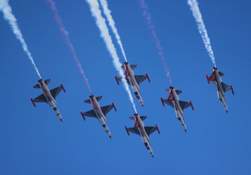 Türk Yıldızları, Bandırma semalarında nefes kesti - Resim: 2