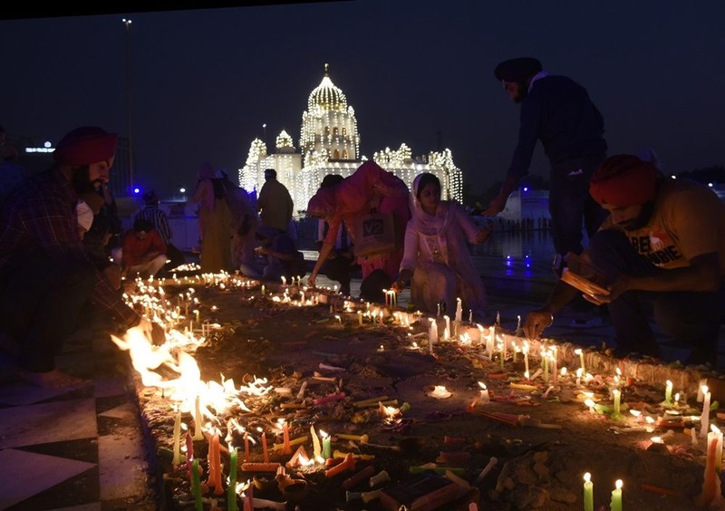 Hindistan’da ‘ışığın karanlığa karşı zaferi’ Diwali Festivali kutlanıyor - Resim: 10