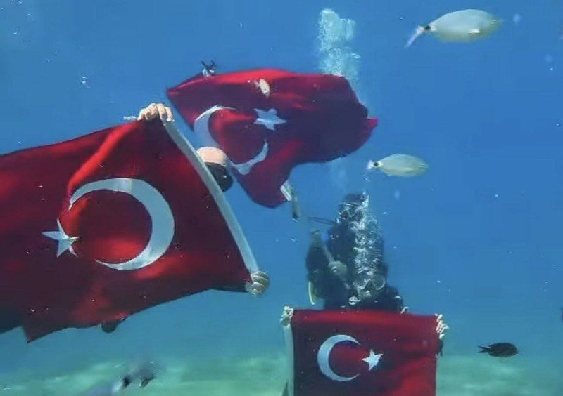 Fethiye’de Cumhuriyet coşkusu: 5 metre derinlikte Türk bayrağı açtılar - Resim: 2