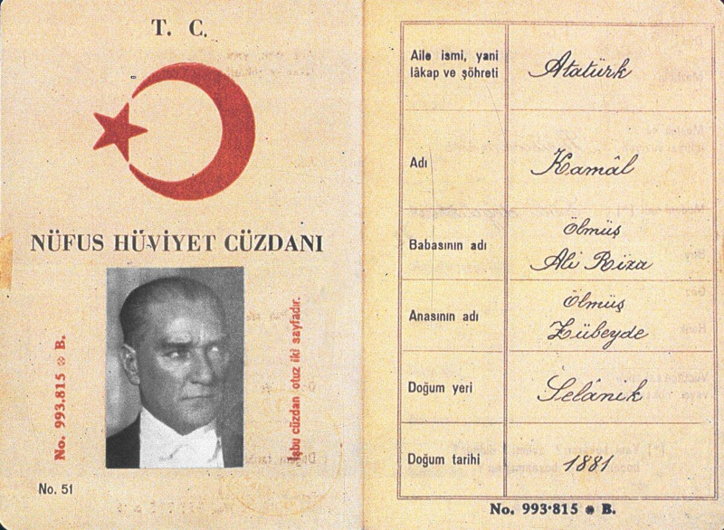 Atatürk'ün nüfus cüzdanında bayrak neden ters? İşte anlamı... - Resim: 1