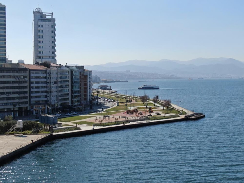 Türkiye'nin bir yanı kar, bir yanı güneş: İzmir'de yazdan kalma günler yaşanıyor - Resim: 1