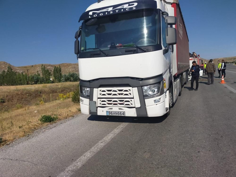 Otomobil tıra ok gibi saplandı! Çok sayıda yaralı var - Resim: 3